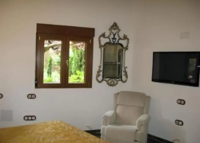 Casa De Cucu Navaluenga بيت للعطل