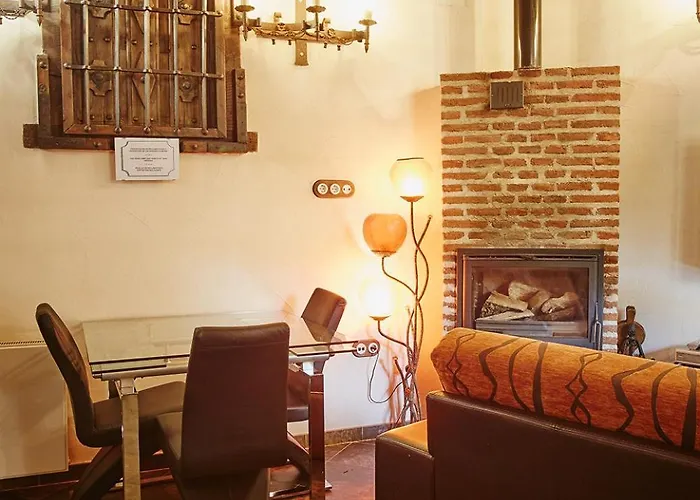 Casa De Cucu Navaluenga بيت للعطل