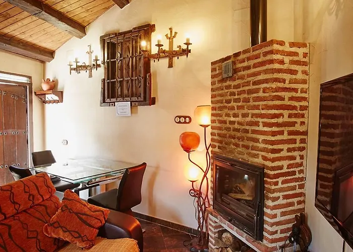 Casa De Cucu Navaluenga بيت للعطل