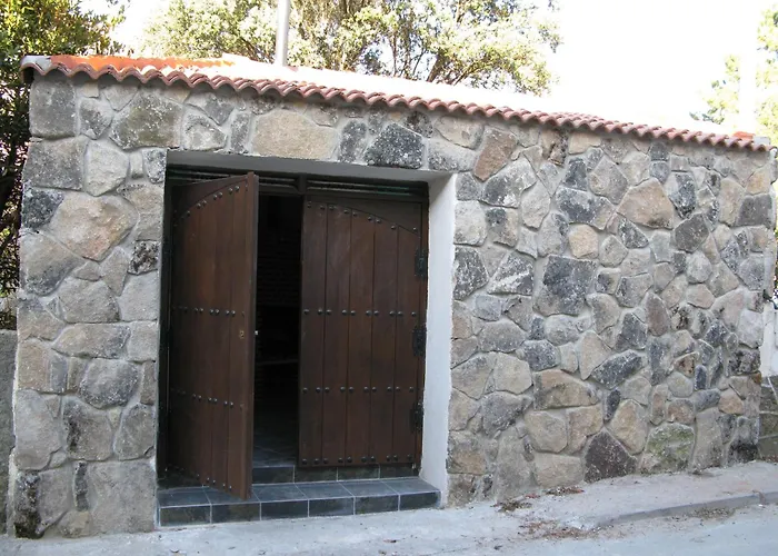 Casa De Cucu Navaluenga بيت للعطل